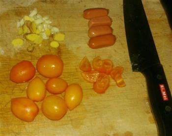 脆皮肠茄汁浇螺旋粉的做法图解1