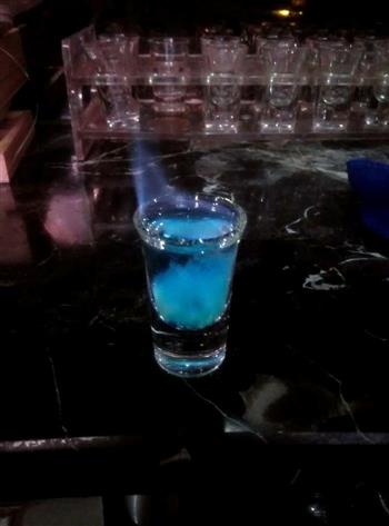 蓝色水母鸡尾酒的做法步骤1