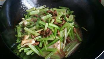 土芹菜炒肉丝的做法步骤7