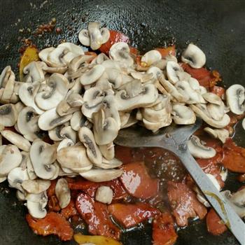 白蘑菇炒牛肉的做法图解4