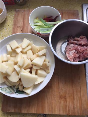 夏季独创土豆烧肉酱味十足的做法步骤1