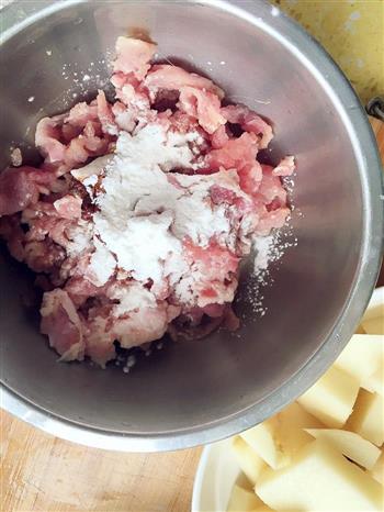 夏季独创土豆烧肉酱味十足的做法步骤2