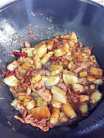 夏季独创土豆烧肉酱味十足的做法步骤7