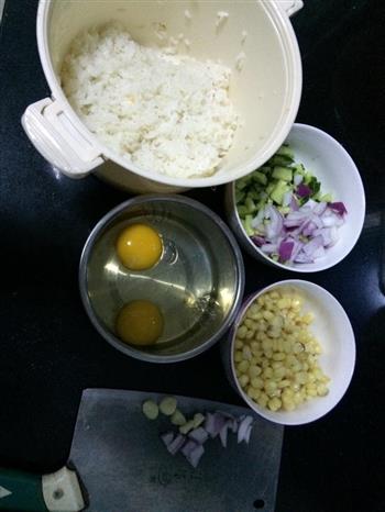 翡翠蛋炒饭的做法步骤1