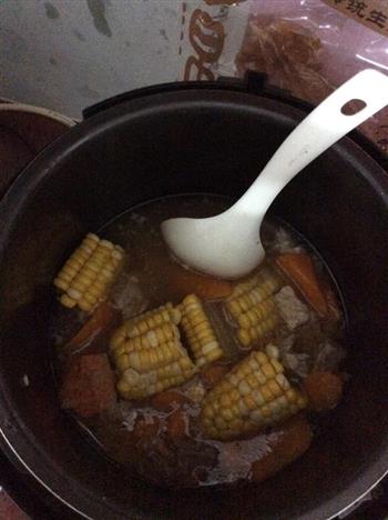 电饭煲版玉米胡萝卜排骨汤的做法步骤4