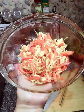 手撕杏鲍菇炒甜椒的做法步骤3