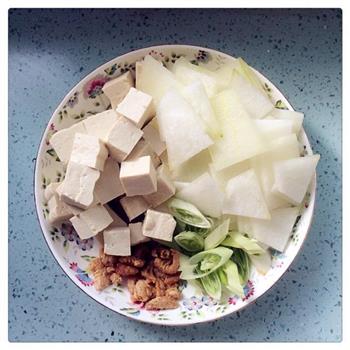 白菜炖豆腐汤的做法图解1