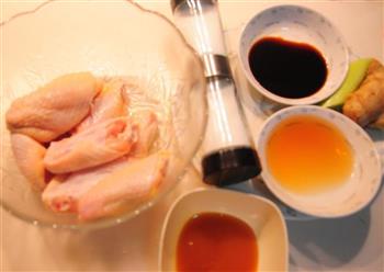 姜丝蜜汁鸡翅的做法步骤1