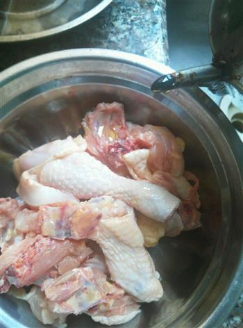 板栗焖鸡肉的做法图解2