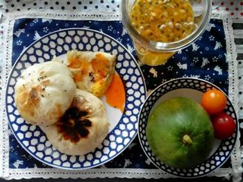 煎包&煎蛋&香瓜-小番茄&百香果蜂蜜水的做法图解4