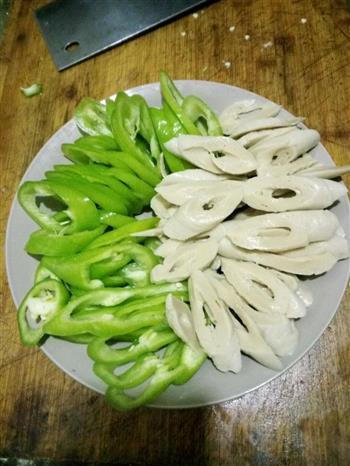 家常菜―尖椒炒面筋卷的做法图解3