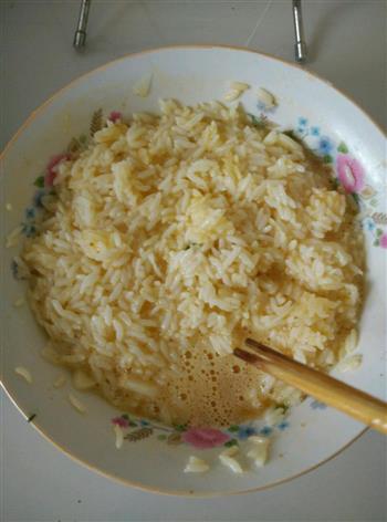 快手早餐—剩米饭的华丽转身—米饭蛋饼的做法步骤1