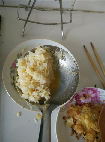 快手早餐—剩米饭的华丽转身—米饭蛋饼的做法步骤3