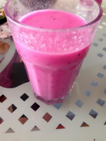 排毒养颜火龙果酸奶的做法步骤1