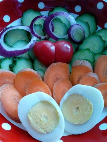 蔬菜鸡蛋沙拉&火腿面包&蒸玉米&咖灰奶的做法步骤2