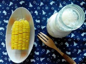 蔬菜鸡蛋沙拉&火腿面包&蒸玉米&咖灰奶的做法步骤5