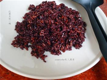 红黑米，西红柿蛋炒饭的做法图解2