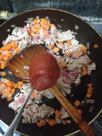小孩也吃紅蘿蔔-蕃茄肉醬意粉的做法步骤2