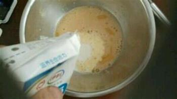 牛奶炖蛋的简易做法的做法步骤2
