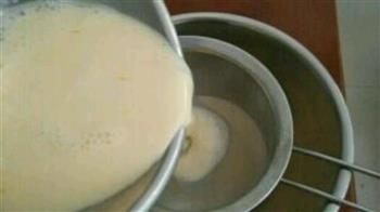 牛奶炖蛋的简易做法的做法步骤3