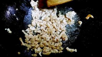 南极磷虾鸡粒炒饭的做法步骤2