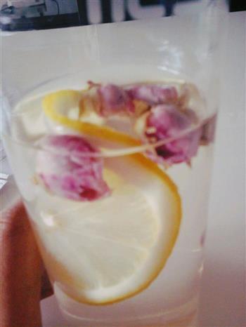 柠檬玫瑰花茶的做法步骤1
