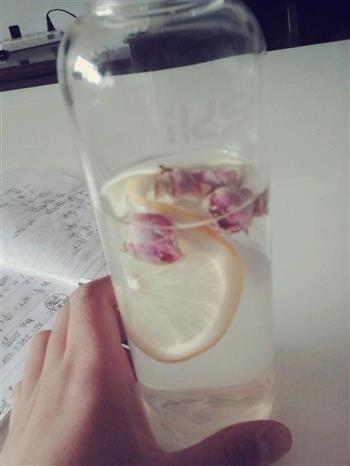 柠檬玫瑰花茶的做法步骤2