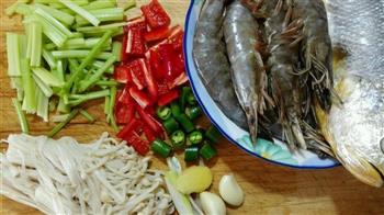泰式酸辣鱼虾锅的做法步骤2