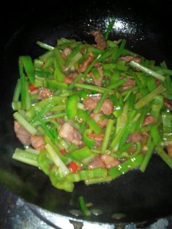 芹菜炒肉的做法步骤8