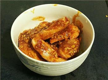 快手菜 三步搞定韩式烤鸡翅的做法步骤2