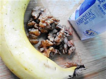 核桃香蕉酸奶昔的做法图解1