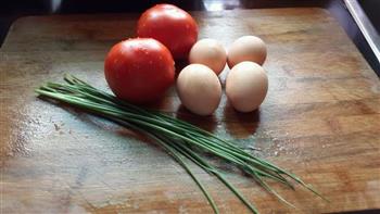 “全民赛西红柿炒鸡蛋”微波版西红柿炒鸡蛋的做法步骤1