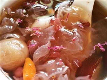 红豆桂圆枸杞百合玫瑰银耳羹的做法图解10
