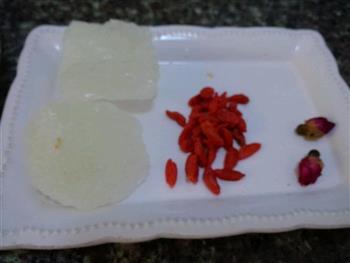 红豆桂圆枸杞百合玫瑰银耳羹的做法步骤5