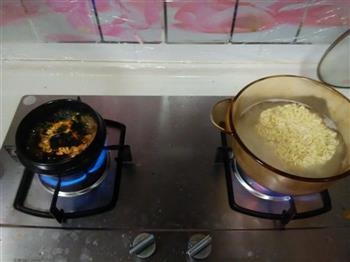 石锅方便面的做法步骤2