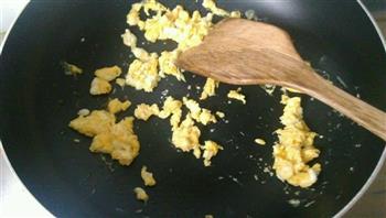 多彩蛋炒饭的做法步骤2