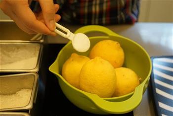 梁食蜂蜜渍柠檬的做法步骤1