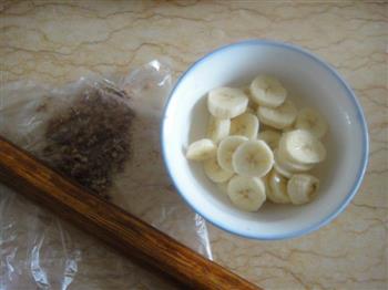 核桃香蕉松饼的做法步骤2