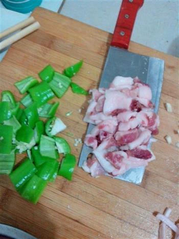 青椒洋葱炸豆腐炒肉的做法步骤1
