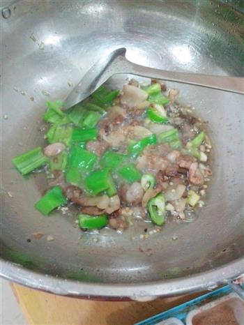 青椒洋葱炸豆腐炒肉的做法步骤2