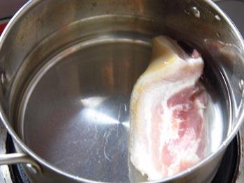 蒜苗回锅肉的做法步骤1