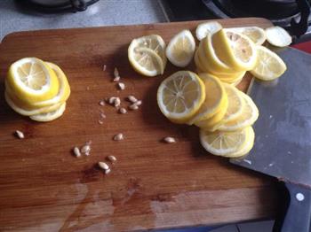 柠檬蜂蜜水的做法步骤1