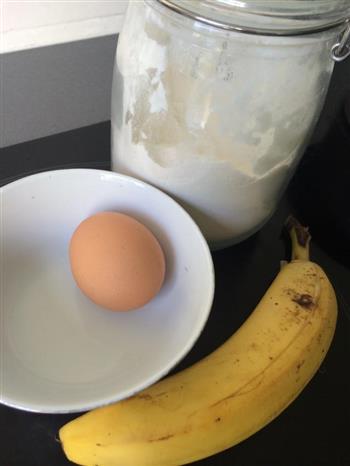 香蕉鸡蛋饼的做法步骤1