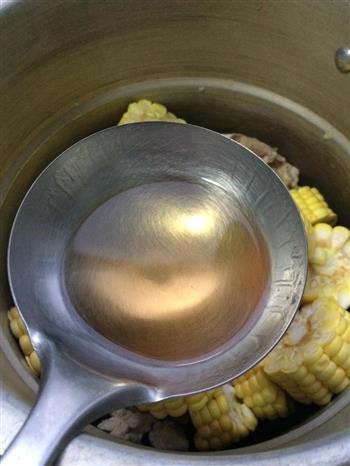 最鲜美的玉米排骨汤的做法图解2