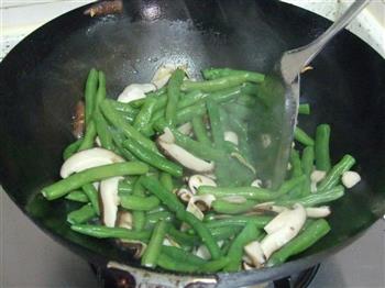 香菇清炒四季豆的做法步骤6
