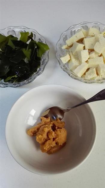 日式豆腐海带味增汤的做法图解1