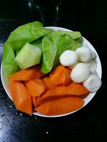 青红萝卜龙骨汤的做法步骤2
