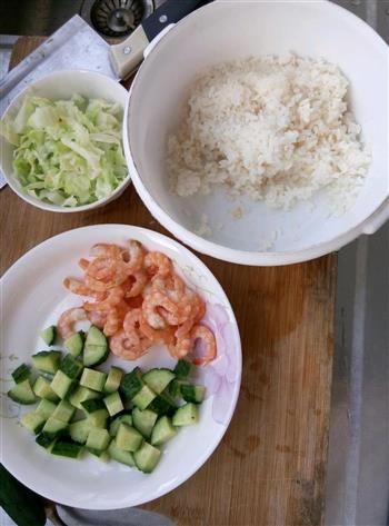 黄瓜虾仁炒饭的做法步骤1