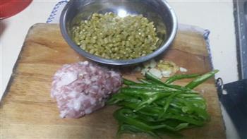 开胃下饭菜-酸豇豆肉沫的做法步骤1