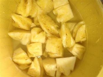 菠萝排骨-酸甜开胃菜的做法图解1
